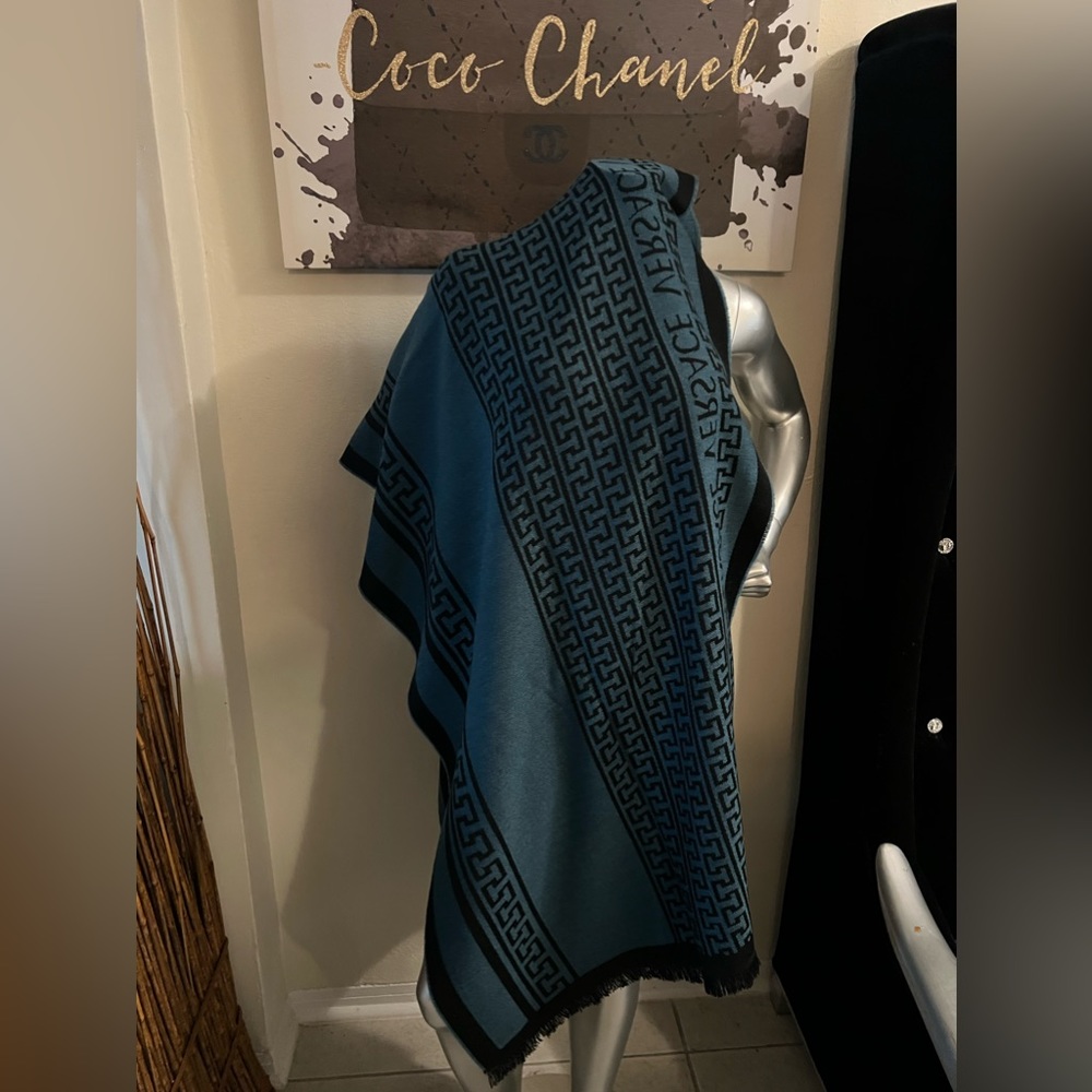 Versace Reversible Shawl - Picture 4 of 9